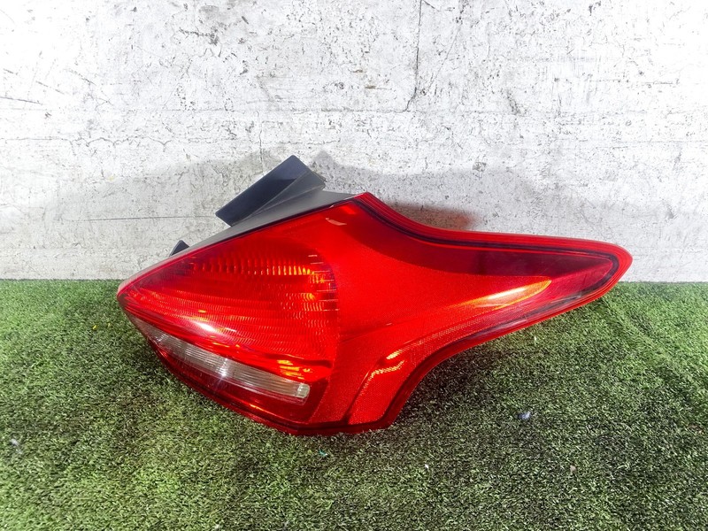 15-18 FORD FOCUS HATCHBACK REAR RIGHT RH PASS SIDE TAIL LIGHT LAMP ASSEMBLY OEM
