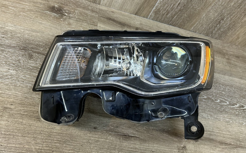2017-22 JEEP GRAND CHEROKEE LEFT DRIVER HEADLIGHT HALOGEN OEM 68289235AF