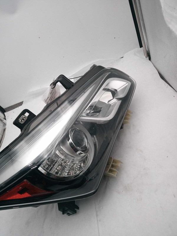 2017 INFINITI QX80 Right Headlight Assembly Blue - Light Scratches - 510884
