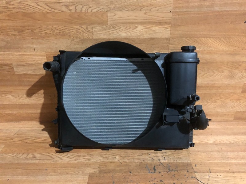BMW OEM E38 E39 540 740 FRONT ENGINE MOTOR COOLING RADIATOR WITH SHROUD 95-03