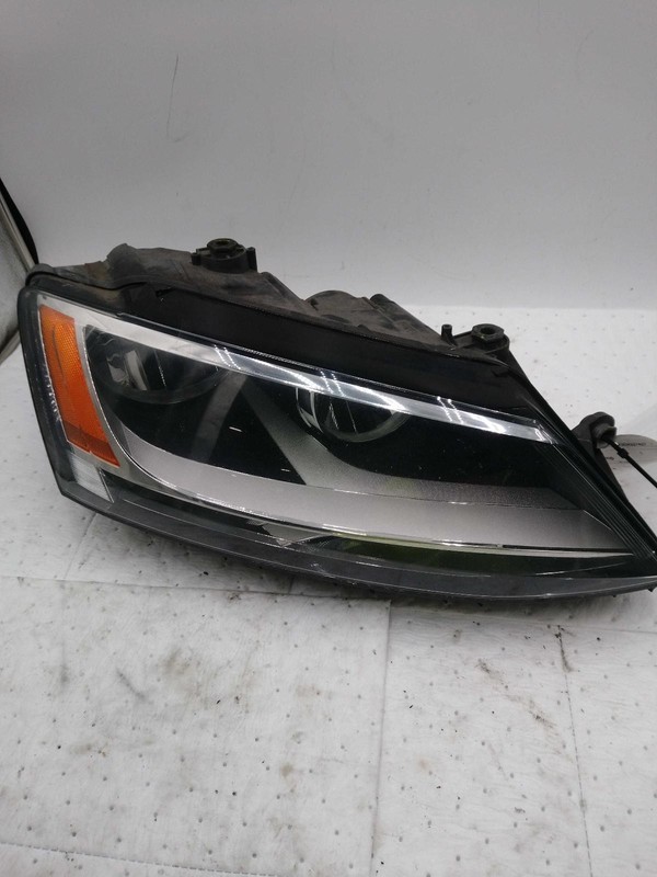 2014 Volkswagen Jetta Right Headlight Assembly Red OEM 244806 Used 119K Miles