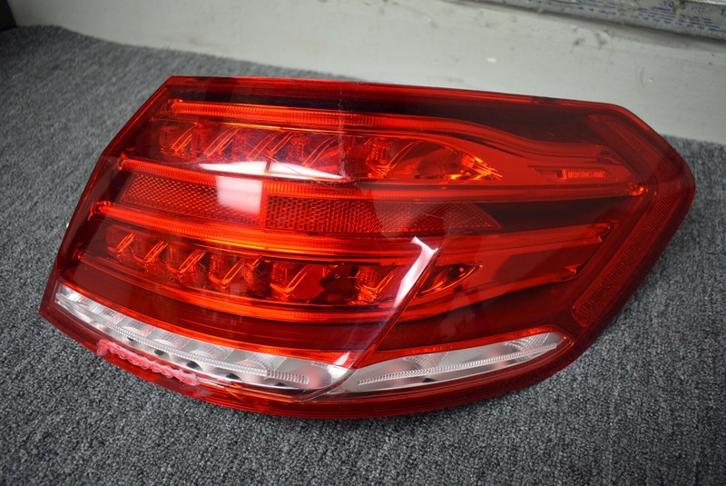MERCEDES BENZ E CLASS TAIL LIGHT RIGHT SIDE FACTORY OEM