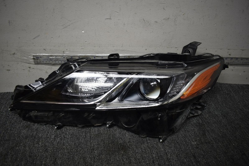 2018-2019 TOYOTA CAMRY LEFT SIDE HEADLIGHT FACTORY OEM