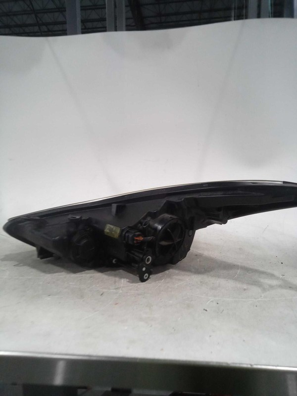 2016 Hyundai Elantra Right Headlight Assembly White OEM Used 77K Miles