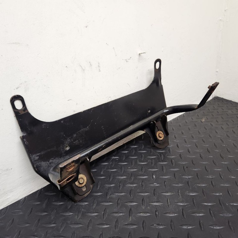 02-06 Chevrolet Avalanche Front Bumper Center Support W/ Plate OEM 15074754