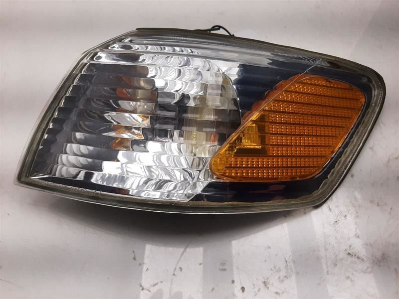 00-01 TOYOTA CAMRY CE DRIVER SIDE FRONT FENDER MOUNTED TURN SIGNAL LAMP