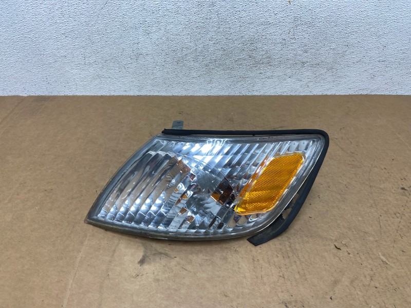 2000 to 2001 Lexus ES300 Left Driver LH Side Turn Signal OEM AE3112 LK