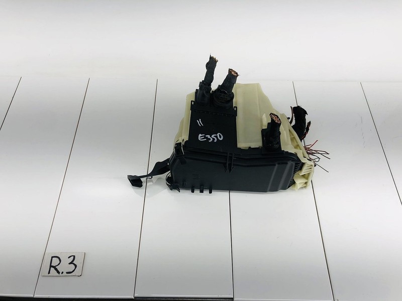 10-13 MERCEDES BENZ E350 3.5L V6 GAS ENGINE COMPARTMENT FUSE & RELAY BOX OEM