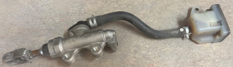2001 Suzuki GSF1200 GSF 1200 Bandit Rear Back Brake Master Cylinder Reservoir Z4