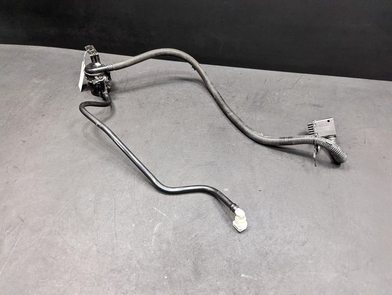 Fuel Vapor Canister Vent Valve w/ Hoses 2019 GMC Yukon XL 84148820 2017 - 2020