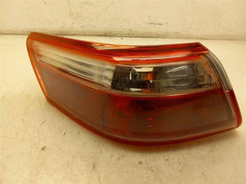 07-09 TOYOTA CAMRY LE DRIVER SIDE REAR QUARTER MOUNTED TAIL LIGHT ASSEMBLY