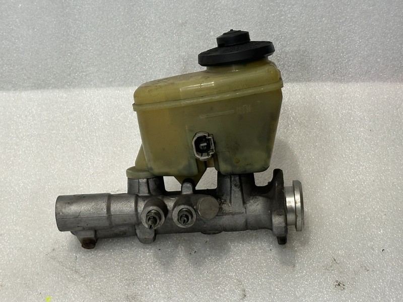 1996-2000 Toyota 4Runner 3.4L 4X4 Brake Master Cylinder + Reservoir OEM