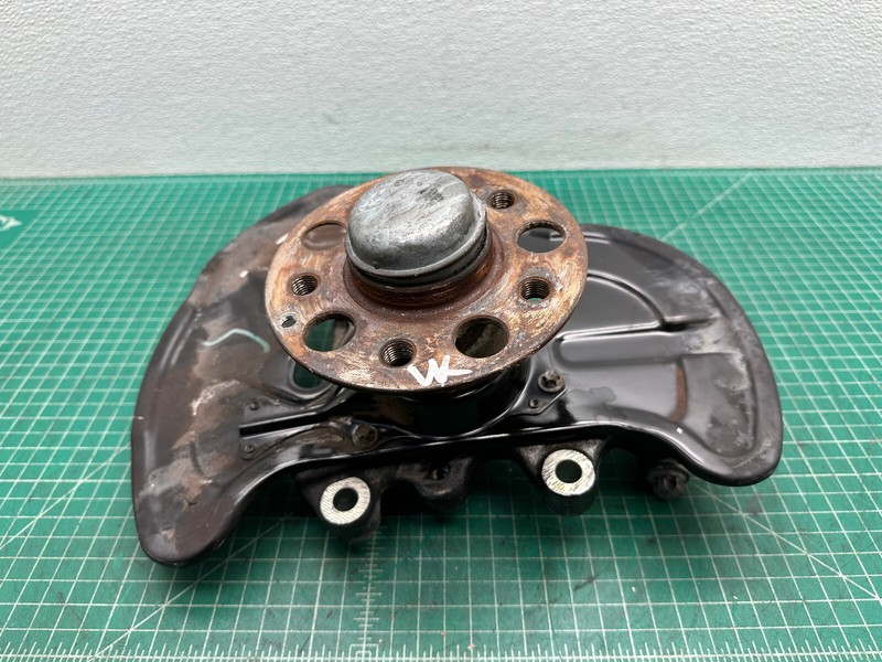 08-14 Mercedes W204 FRONT LEFT DRIVER SIDE WHEEL SPINDLE KNUCKLE W/ HUB OEM