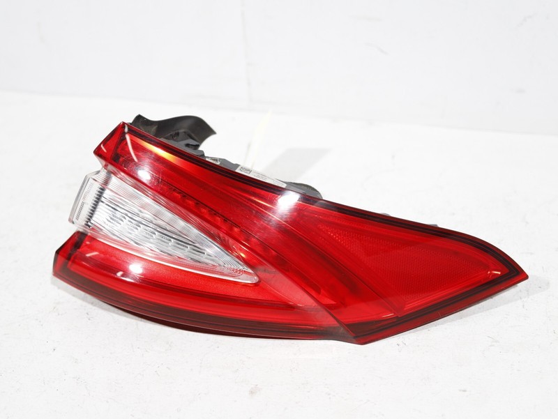 2017-2020 MASERATI LEVANTE M161 REAR RIGHT OUTER TAILLIGHT LAMP 670035796 🚗69K