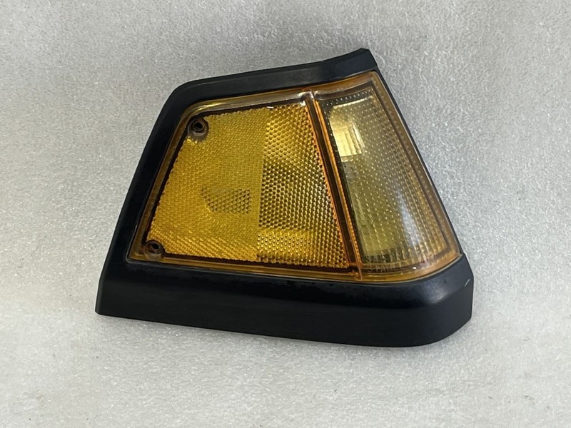 1984 HONDA CIVIC SEDAN RIGHT PASSENGER SIDE FRONT FENDER TURN SIGNAL LIGHT LAMP