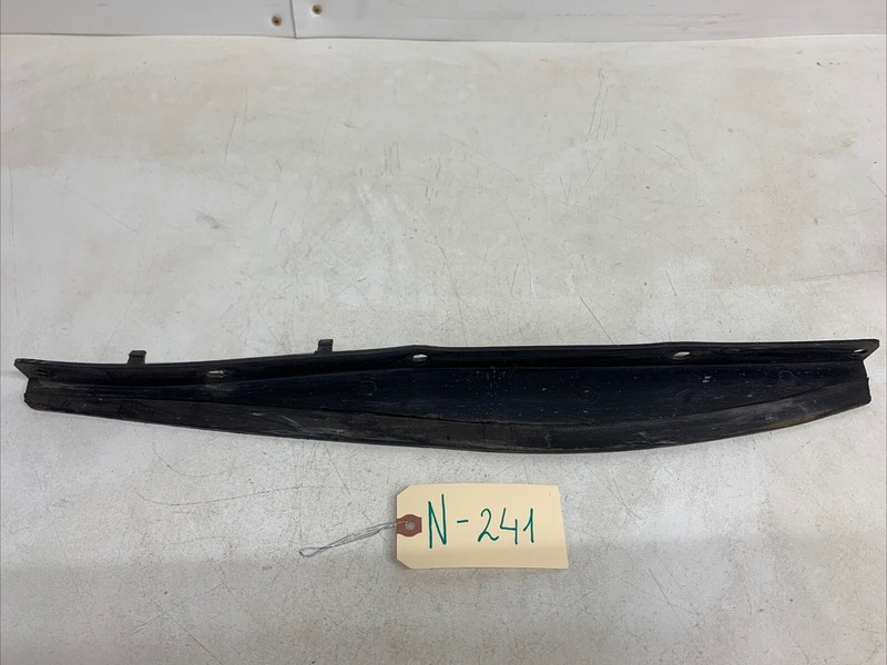 2012-2016 TESLA MODEL S RIGHT PASSENGER SIDE AERO SHIELD OUTER MOULDING 241 U8