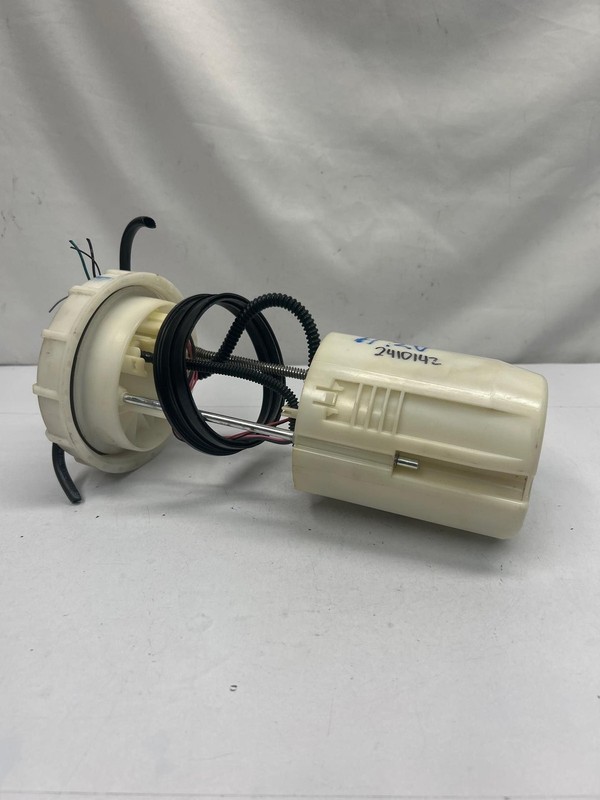 2005 2006 2007 Ford F350 Super Duty Pickup fuel pump assembly