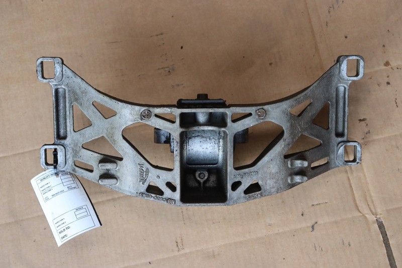2010-2019 JAGUAR XJ 5.0L RWD TRANSMISSION CROSSMEMBER BRACE W/ MOUNT OEM
