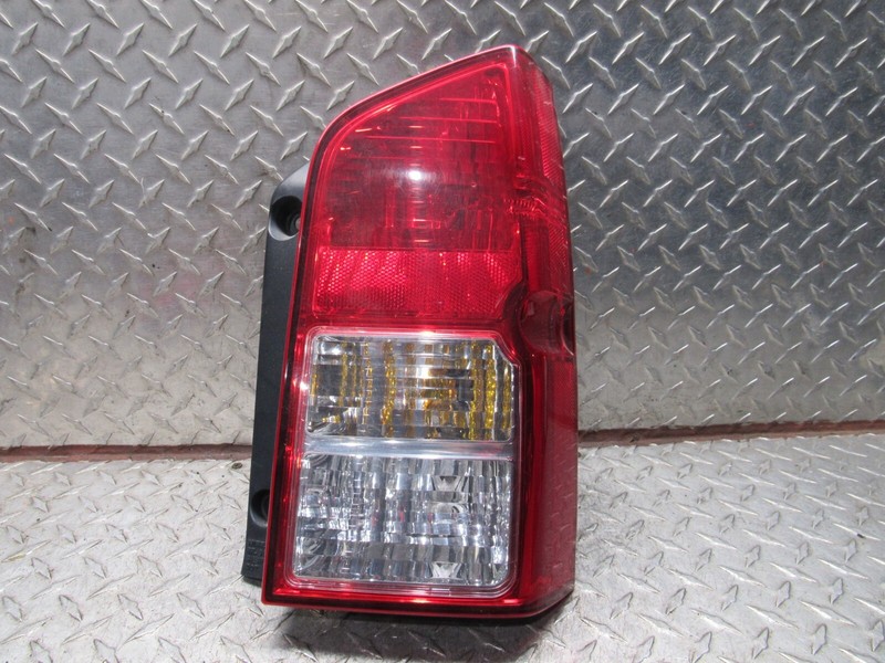05 - 12 NISSAN PATHFINDER RIGHT PASSENGER REAR QUARTER PANEL MOUNTED LAMP
