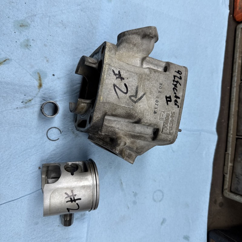 1992 YAMAHA EXCITER 2 EX570 EX 570 Snowmobile Motor Cylinder Jug Piston 2