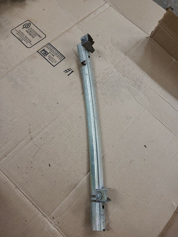 MERCEDES BENZ 220 D/8W115 PASS RIGHT FRONT WINDOW TRACK GUIDE MOUNT