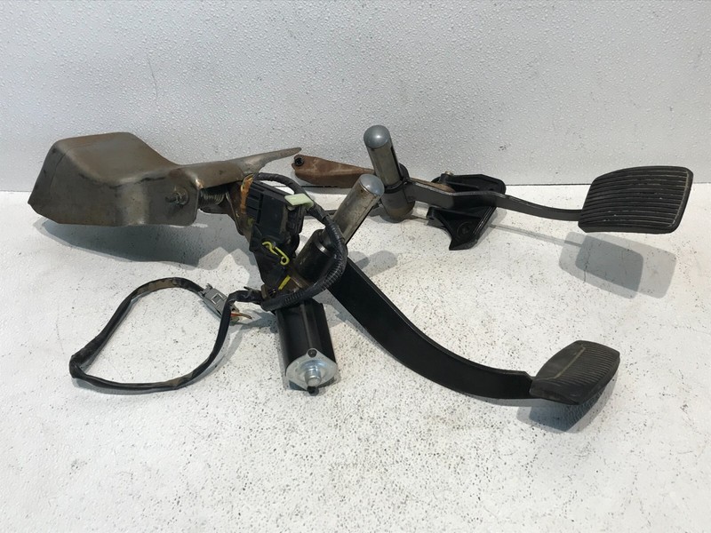 2001 Expedition Gas Brake Pedal Accelerator Throttle Pad Floor Mount Bracket OEM