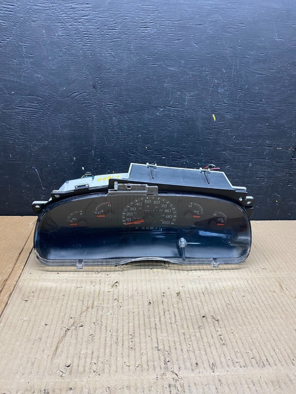 2001 - 2002 Ford Econoline E250 E350 Van Speedometer Instrument Cluster L1600 DG