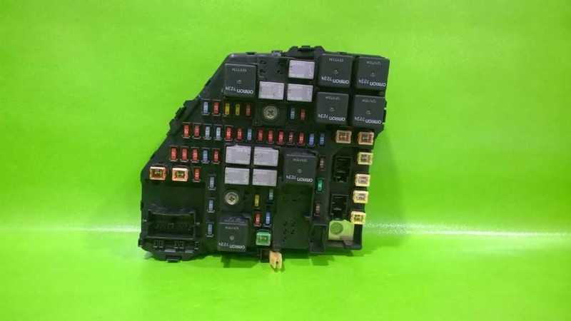 05-07 STS ENGINE FUSE RELAY BOX OEM 4152-23