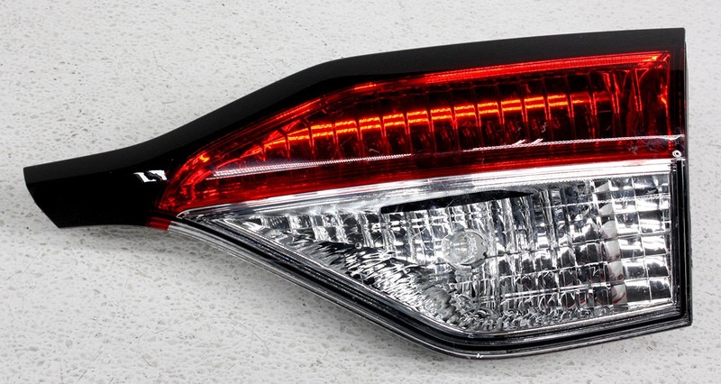 OEM Toyota Corolla Sedan Right Side Inner Tail Lamp 81580-02B60 Tiny -Lens Crack