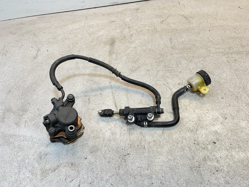 09 Yamaha FZ6R Rear Brake Assembly Caliper Master Cylinder FZ6 R