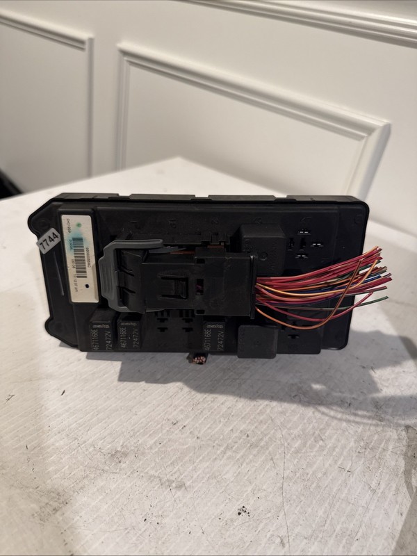 2005-2006 Jeep Grand Cherokee Body Control Module Fuse Box BCM 56050066AC OEM