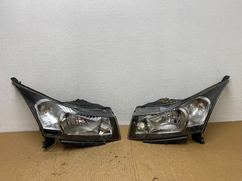2011 to 2015 Chevrolet Cruze Halogen Left+Right Set Headlights AC8164 DW