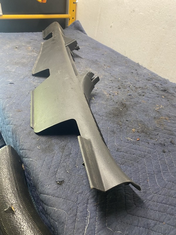 2014 JEEP PATRIOT SPORT 2.4 4X4 RIGHT LOWER KICK PLATE OEM