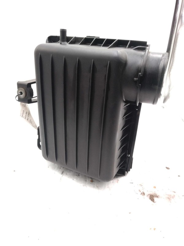 2010 Chrysler 300 Air Cleaner Assembly OEM 04591867AC Used 140K Mileage