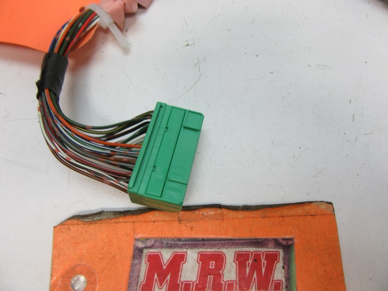WIRE PLUG CONNECTOR END CLIP CRUISE CONTROL MODULE COMPUTER SPEED ECM ECU BOX