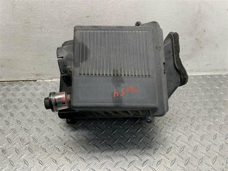 2000-2006 GMC YUKON XL AIR CLEANER FILTER BOX HOUSING OEM 88894277