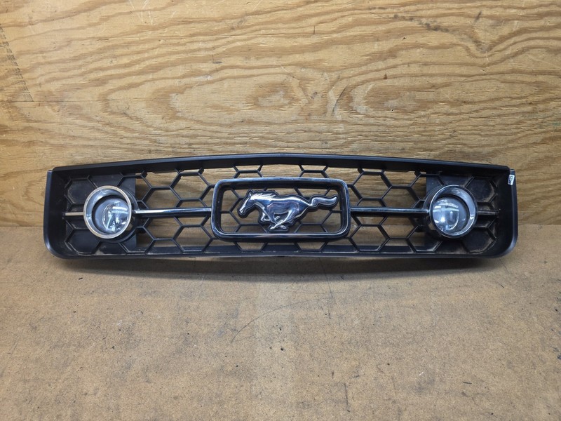 2005 2006 2007 2008 2009 Ford Mustang GT Pony Front Upper Grille W/FogLights OEM