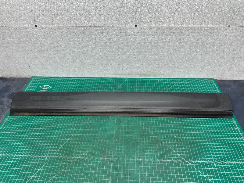 05-16 Land Rover LR4 FRONT RIGHT PASSENGER SIDE DOOR LOWER MOLDING OEM