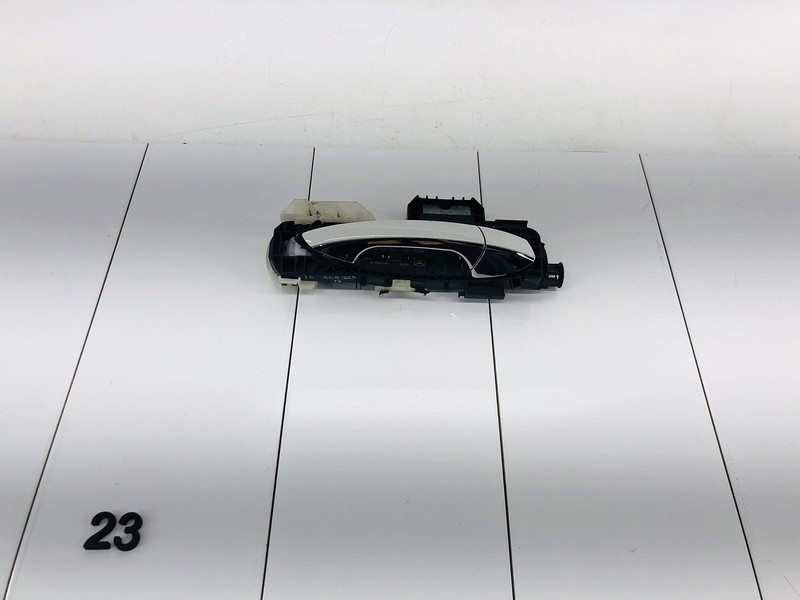 16-19 MERCEDES BENZ CLA250 FRONT RIGHT EXTERIOR DOOR HANDLE ARCTIC WHITE OEM