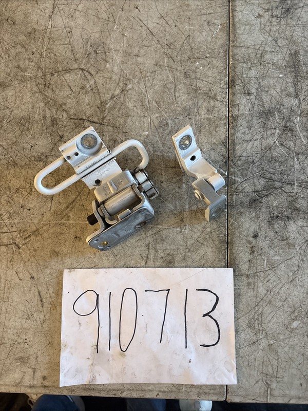 2005 - 2011 Audi A6 Door Hinge Lower Upper Front Right Side 8E0831412E SET