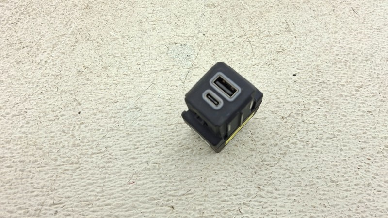 2023 Jeep Compass Iphone USB Charger Port Module OEM