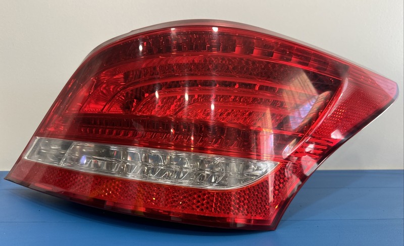 924023N010 | 2011 - 2013 HYUNDAI EQUUS RIGHT PASSENGER SIDE LED TAIL LIGHT OEM