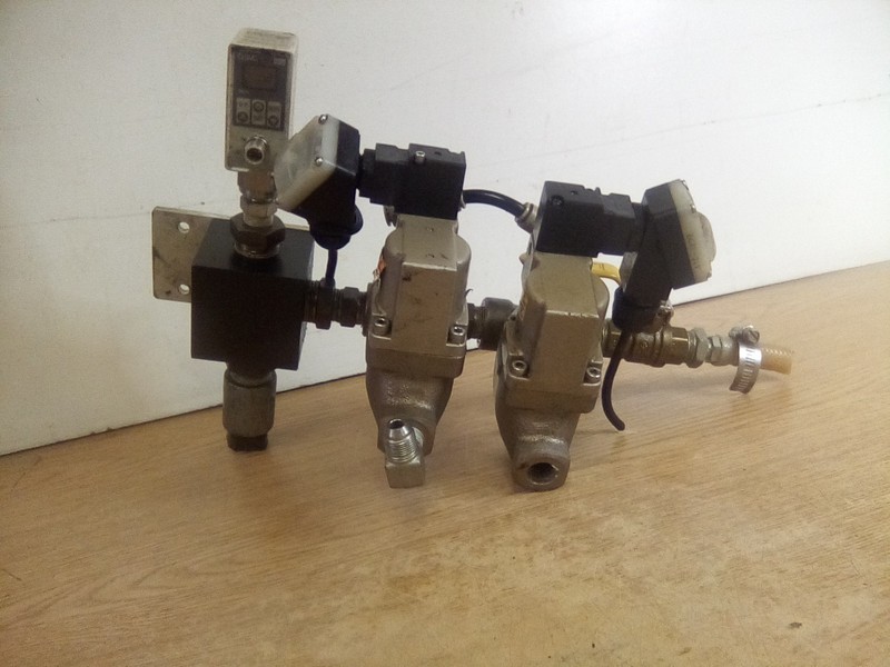CKD (2) CVSE2-10A-16-03RS-3 Valves W/SMC ISE75-02-43-M Digital Pressure Switch