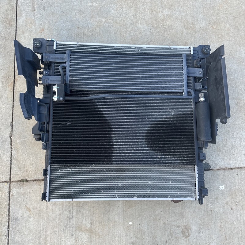 SET || 2020 2021 Nissan Titan Radiator Conductor Fan Shroud 5.7L AT W/O XD OEM