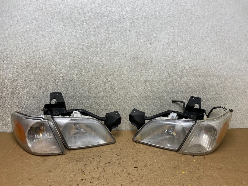 1997 to 2005 Chevrolet Venture Montana Left+Right Headlights V8297 DW