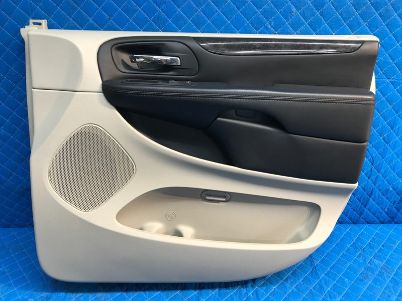12-18 GRAND CARAVAN Front Right Passenger Door Trim Panel Gray