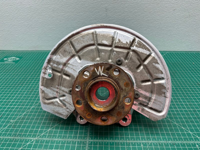 17-22 Alfa Romeo RWD REAR LEFT DRIVER SIDE SPINDLE KNUCKLE W/ HUB OEM