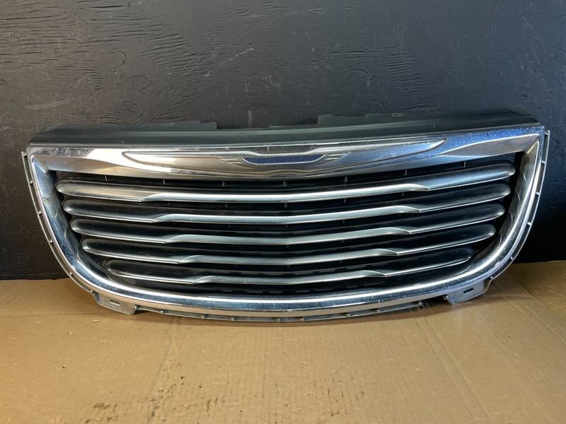 2011 to 2016 Chrysler Town & Country Front Upper Grill Grille Oem AC5452 DG