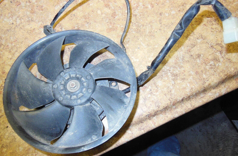 2002 Honda Goldwing GL1800 GL 1800 Coolant Anti-Freeze Radiator Fan Motor 02