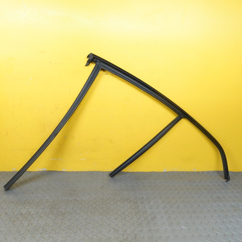 2019-2024 VOLVO XC40 REAR RIGHT SIDE DOOR WINDOW GLASS RUN SEAL W/ MOLDING OEM